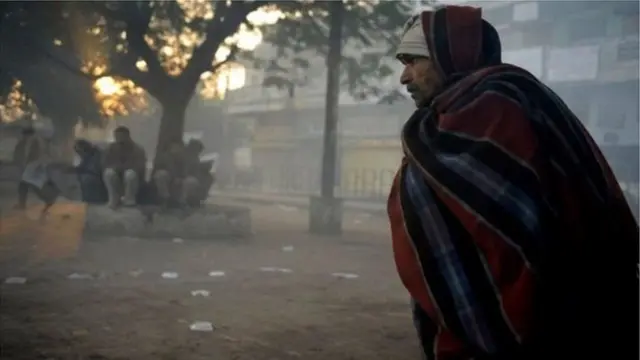 રોડ પર ઊભેલી એક વ્યક્તિ