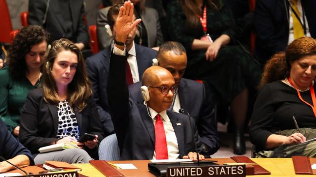المندوب الأمريكي لدى مجلس الأمن الدولي مستخدما حق النقض(الفيتو) ضد مشروع قرار أممي بوقف الحرب في غزة الجمعة 8 ديسمبر