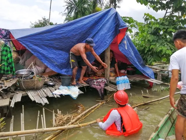 အထက်မြန်မာပြည်မှာ ရေပြန်ကျပေမဲ့ အောက်ဘက်မှာ မြစ်ရေတွေက စိုးရိမ်ရေမှတ် အထက်မှာ ရှိနေတဲ့အတွက် ရေကြီးအခြေအနေစိုးရိမ်နေရ