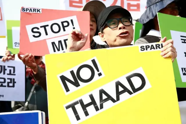 Baadhi ya wakazi Korea Kusini waliandamana kupinga kuwekwa kwa mtambo huo 28 Aprili 2017.