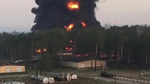 Сильный пожар не удается потушить