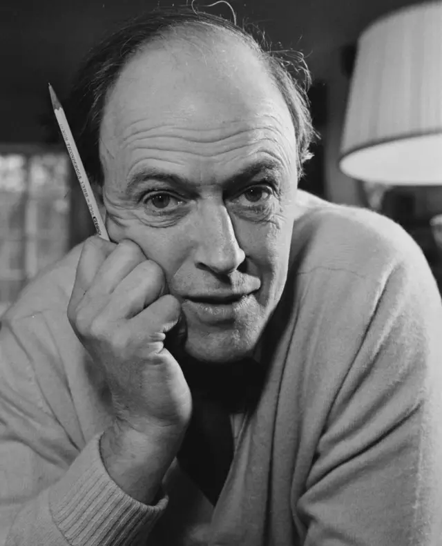 Iako Dalova reputacija nije ono što je nekad bila, mnogi, između ostalih i britanski premijer, protive se izmenama njegovih knjiga