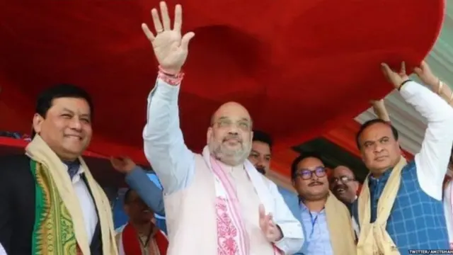 આસામના મુખ્ય મંત્રી સર્બાનંદ સોનોવાલ અને ભાજપ નેતા હિમન્ત વિસ્વ સરમા સાથે અમિત શાહ