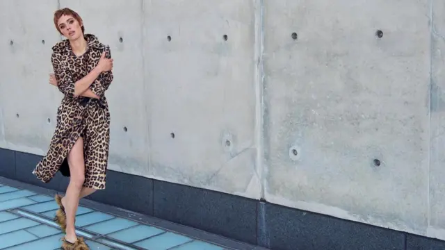 Облегающий тренч леопардовой расцветки сшит портными House of Fluff из высококачественного, сверхмягкого искусственного меха