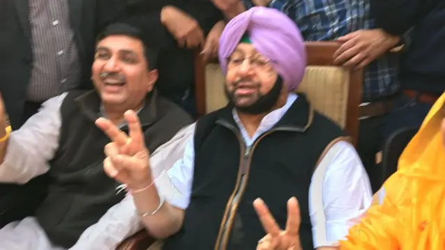 ক্যাপ্টেন আমরিন্দর সিং (গোলাপী পাগড়ি পরিহিত)