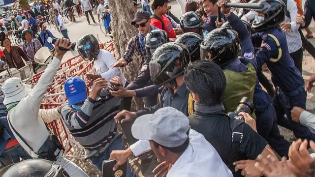 В 2013-2014 годах Камбоджу накрыла волна антиправительственных протестов