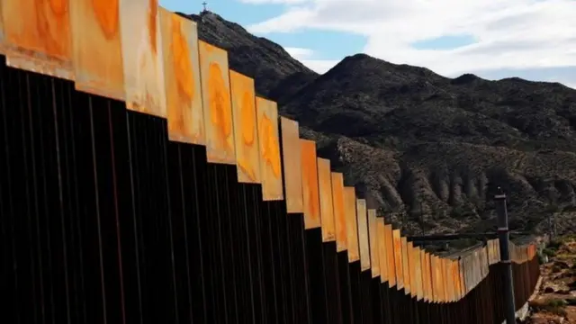 அமெரிக்க-மெக்ஸிகோ எல்லையில் இருக்கும் தடுப்பு சுவரின் ஒரு பகுதி