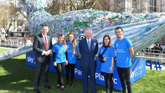 принц Чарльз на фоне кита из пластиковых бутылок