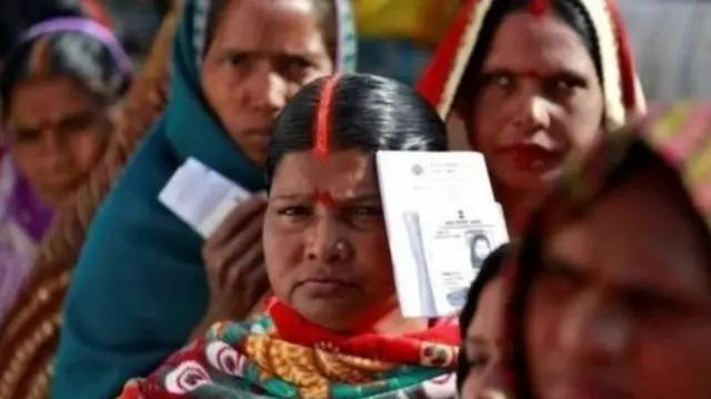 મતદાન માટે આવેલી મહિલાઓ