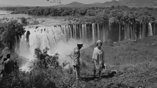 አፄ ኃይለሥላሴ ከእንግሊዟ ንግስት ኤልሳቤጥ ሁለተኛ በጢስ አባይ ፏፏቴ ስር-1950ዎቹ