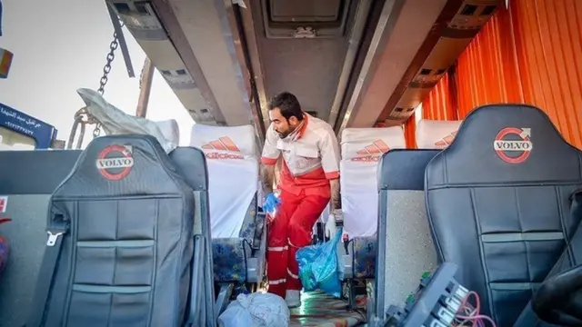 نیروهای امداد ساعاتی پس از تصادف