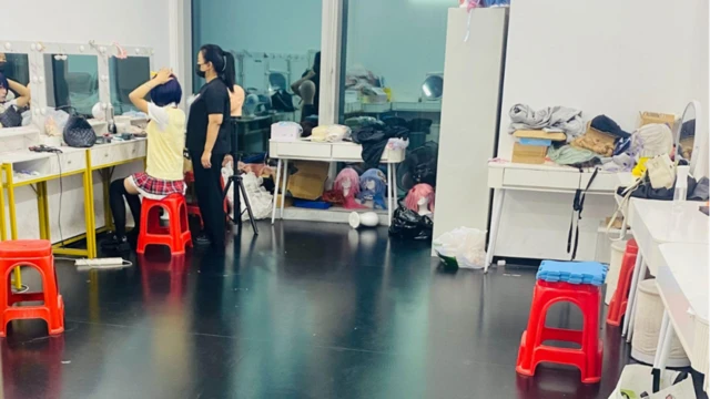 開播前,主播會提前幾小時到達公司進行當日的造型設計。