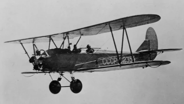 Pesawat yang digunakan pasukan pilot perempuan Resimen Pengebom Malam ke-588 berjenis Polikarpov PO-2. Pesawat kuno yang terbuat dari kayu dan tanpa pelindung.