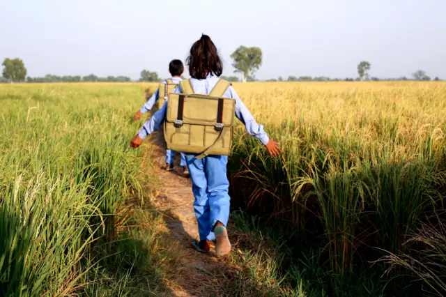 शालेय विद्यार्थिनी - प्रातिनिधिक छायाचित्र