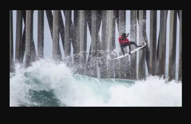 Odomokunrin kan n sare ninu idije ere sisa labẹ agbami omi ni eti okun Huntington Beach ni California ni orilẹ-ede America