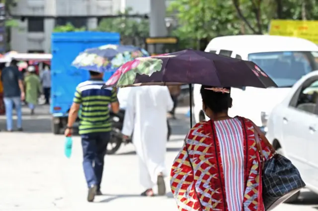 রোদে ঘর থেকে বের হলে টুপি, হ্যাট বা ছাতা ব্যাবহারের পরামর্শ দিয়ে থাকেন বিশেষজ্ঞরা 