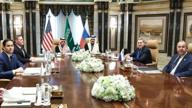 Mas’uuliyiin sarsare oo ka kala socda Mareykanka iyo Ruushka ayaa ku kulmay magaalada Riyaad Talaadadii, waana shirkii ugu horreeyay ee noociisa ah muddo sanado ah.