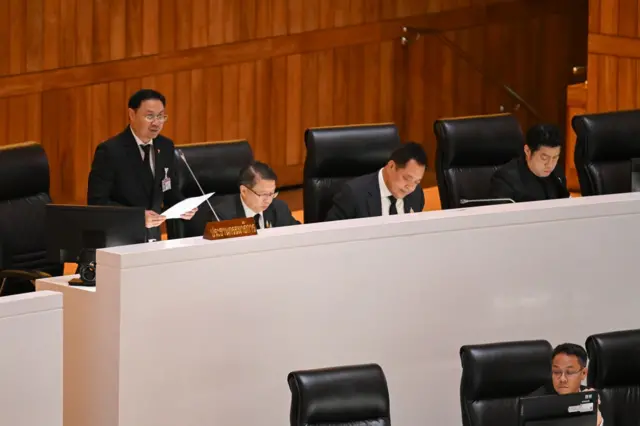 ณัฐวุฒิ บัวประชุม ประธาน กมธ.พิจารณาร่างแก้ไขรัฐธรรมนูญ นำเสนอรายงานของ กมธ. ต่อที่ประชุม