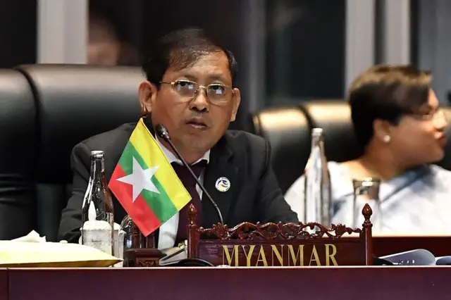 ပြီးခဲ့တဲ့လတုန်းက လာအိုနိုင်ငံမှာ ကျင်းပတဲ့ အာဆီယံ နိုင်ငံခြားရေးဝန်ကြီးများ အစည်းအဝေးကို စစ်ကောင်စီနိုင်ငံခြားရေးဝန်ကြီးဌာန အမြဲတမ်းအတွင်းဝန် ဦးအောင်ကျော်မိုး တက်ရောက်ခဲ့