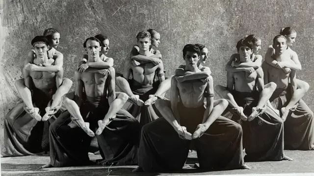 Хлопці та дівчата танцівники під час виступу