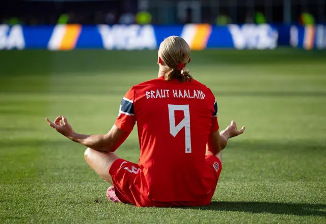 Erling Haaland de espalda, mostrando su dorsal y "Braut Haaland" en la camiseta