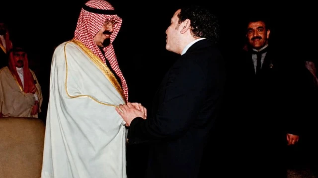 ملك السعودية الراحل عبدالله بن عبدالعزيز يصافح الفنان المصري الراحل هاني شاكر