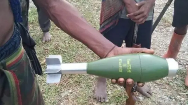Sebuah mortir yang tidak meledak ditemukan pasukan TPNPB di Kiwirok. Foto ini diabadikan pada 18 Oktober 2021.