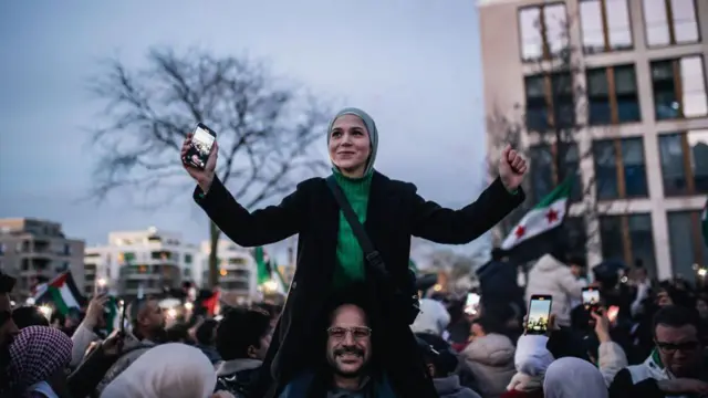 Warga Suriah yang tinggal di Essen, Jerman, merayakan runtuhnya rezim Assad pada Minggu, 8 Desember 2024