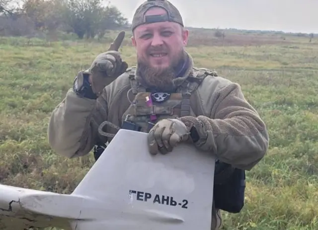 Солдат с обломком дрона