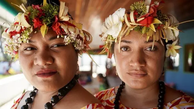 Deux jeunes femmes en costume traditionnel