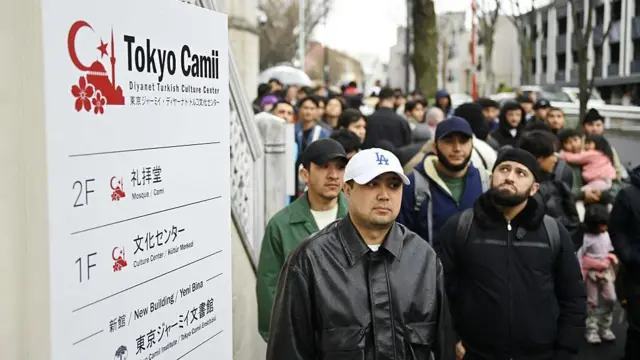 Musulmanes hacen fila a la entrada de la Mezquita de Tokio mientras esperan su turno para rezar por el Eid al Fitr, la festividad que marca el alegre final del mes de ayuno del Ramadán, en la mezquita Tokyo Camii, el 20 de marzo de 2026, en Tokio, Japón.