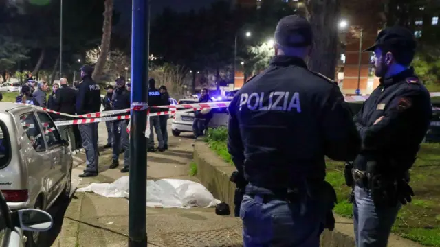 Policiais na cena do crime de um homicídio possivelmente relacionado ao crime organizado em Nápoles, na Itália