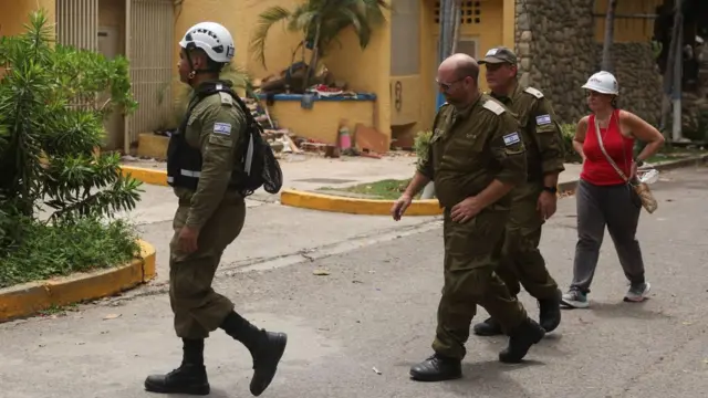 Un equipo de rescate israelí inspecciona viviendas situadas junto a edificios derrumbados tras los terremotos del 24 de junio.