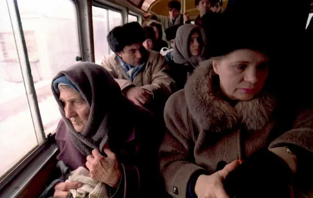 Беженцы покидают Грозный в автобусе