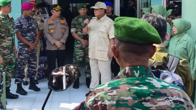 Menteri Pertahanan Prabowo Subianto memberikan sambutan saat penyerahan sepeda motor dinas operasional di Koramil 02 Pekalongan Timur Kodim 0710/Pekalongan, Jawa Tengah, Jumat (19/5/2023).