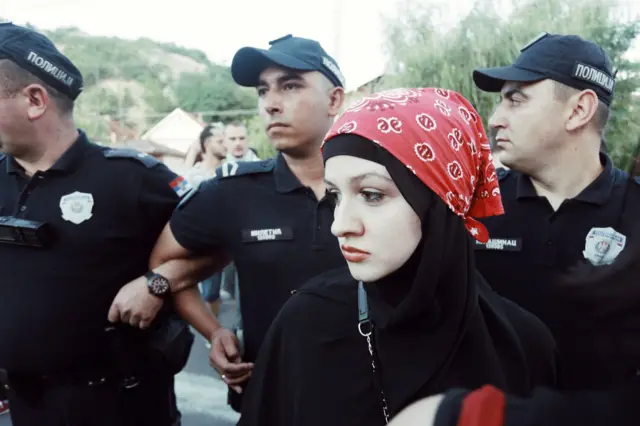 Devojka ispred kordona policije