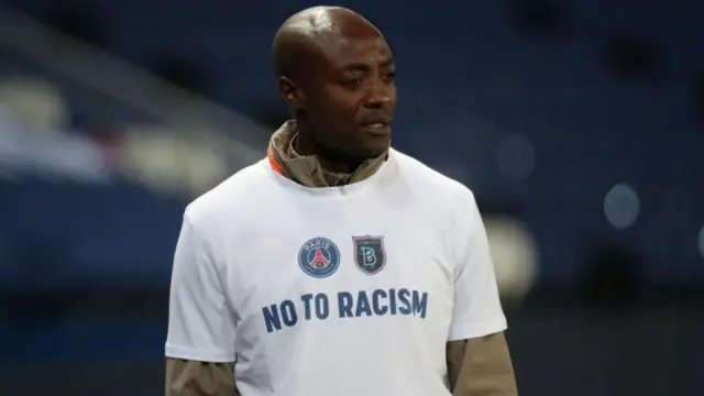 Pierre Weibó com camiseta escrito: Não ao racismo,espanhol