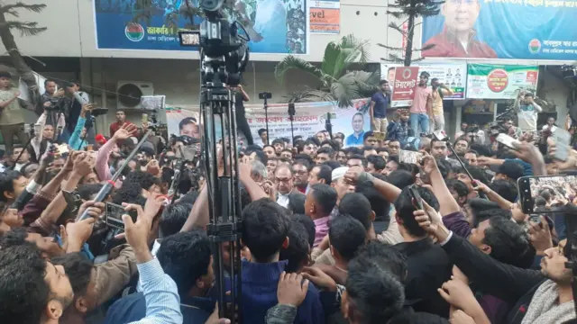 ওসমান হাদির শারীরিক অবস্থার খোঁজ নিতে ঢাকা মেডিকেল কলেজ হাসপাতালে আসেন ঢাকা- ৮ আসনে বিএনপির প্রার্থী মির্জা আব্বাস