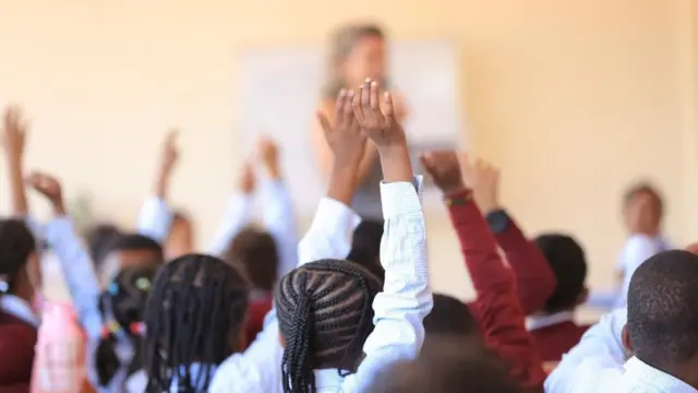 ጠጅ መጽሐፏን ስታነብ ጥያቄ ለመጠየቅ አጃቸዉን ያወጡ ተማሪዎች