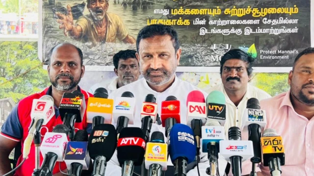 මන්නාරම දිස්ත්‍රික් සිවිල් සංවිධාන එකමුතුවේ කැඳවුම්කරු දේවගැති අරුන්තන්දෙයි මාර්කස් පියතුමා මාධ්‍ය අමතමින්. ඔහු හිඳගෙන සිටින අතර, ඔහු සමග තවත් දෙදෙනෙක් සහ පසු පස තව දෙදෙනෙක් සිටිති.