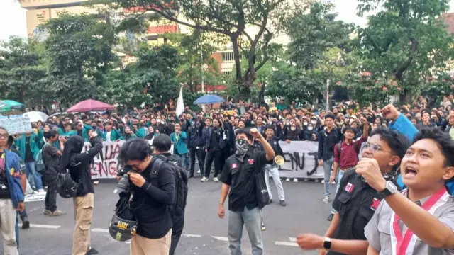 Aliansi BEM Semarang Raya (Bem Sera) berbondong-bondong geruduk kantor Gubernur Jateng.