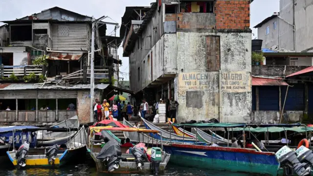 Pequenos barcos atracados pertopixbet aposta esportivarua pobre