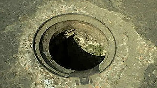 ঢাকনাবিহীন ম্যানহোল