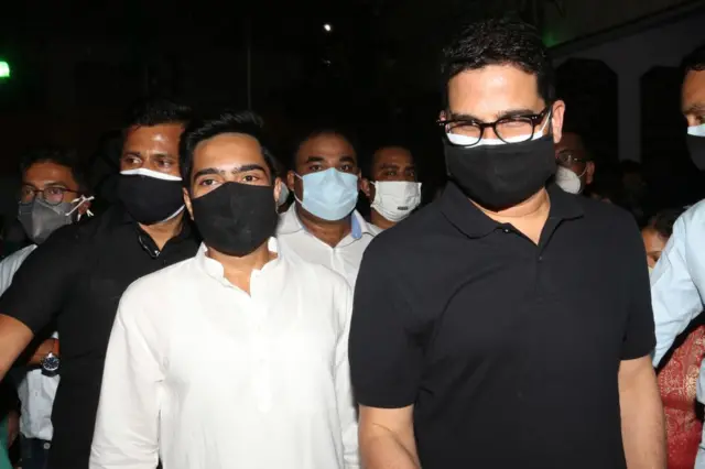 ২০২১ সালে তৃণমূল কংগ্রেসের নবনির্বাচিত বিধায়কদের সঙ্গে বৈঠকে প্রশান্ত কিশোরকে সঙ্গে নিয়ে ঢুকছেন অভিষেক ব্যানার্জী