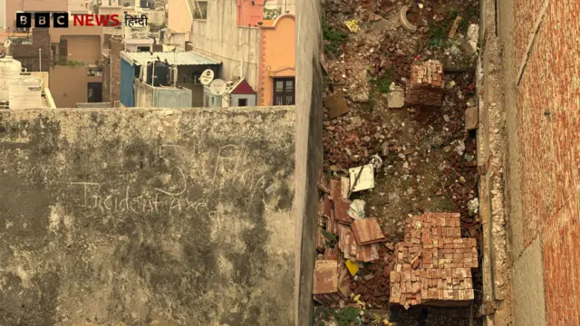 पहली तस्वीर उस छत की है जहां से नेहा को गिराया गया, दूसरी तस्वीर उस जगह की है, जहां नेहा गिरीं