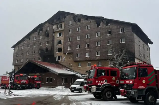 Yanan Grand Kartal Hotel ve önündeki itfaiye araçları