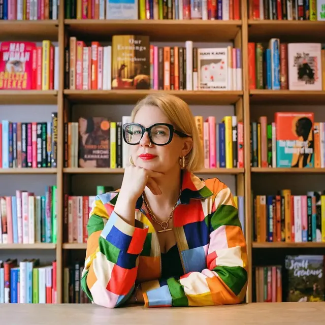 लेखिका एम्मा गॅनन यांनी, 'टेबल फॉर वन' या त्यांच्या नवीन कादंबरीत एकट्यानं जगण्यातील आनंद मांडला आहे