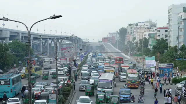 এক্সপ্রেসওয়ে ফাঁকা নিচে গাড়ির জটলা