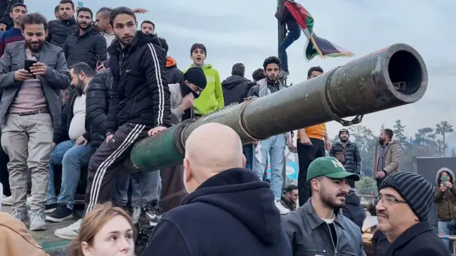 Люди сидят на танке