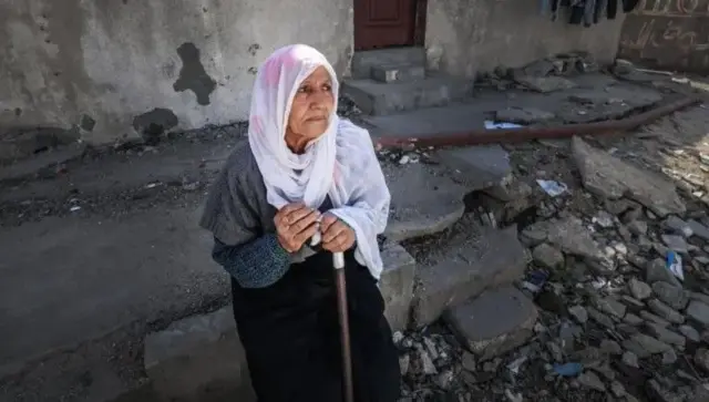Une femme palestinienne âgée dans les décombres